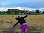 Disc golf woman throwing