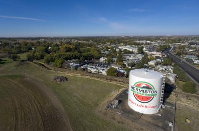 The Hermiston water tower on a sunny day.