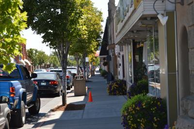 Main street Hermiston with flowers blooming